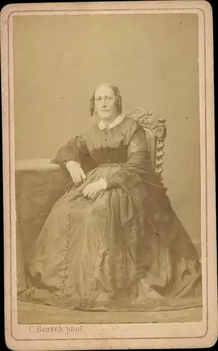 CdV Frauenportrait, Dame im Kleid, sitzend