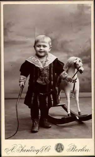 CdV Kinderportrait, Kleinkind mit Schaukelpferd, Peitsche