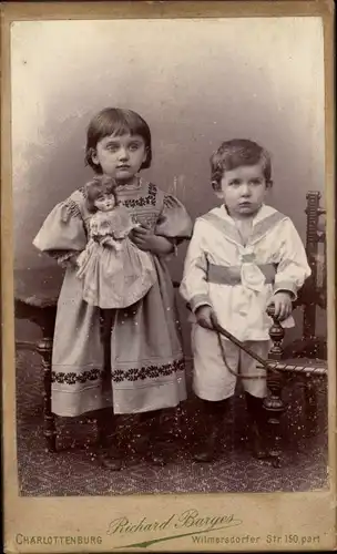 CdV Kinderportrait, Mädchen mit Puppe, Junge mit Kreiselpeitsche