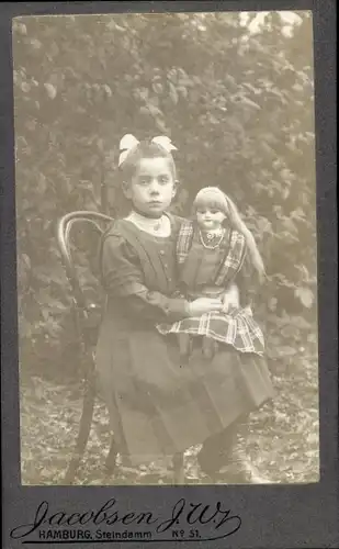 CdV Kinderportrait, Mädchen mit Puppe, Sitzportrait