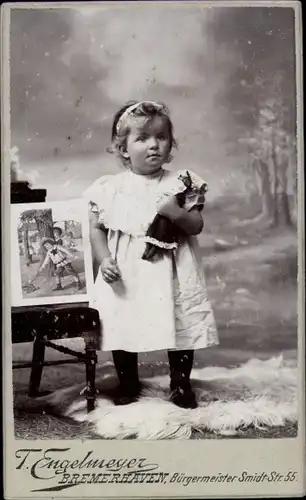 CdV Kinderportrait, kleines Mädchen mit Puppe