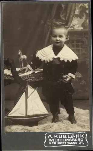 CdV Kinderportrait, kleiner Junge mit Modellboot
