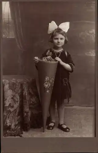 Kabinettfoto Kinderportrait, Mädchen mit Zuckertüte