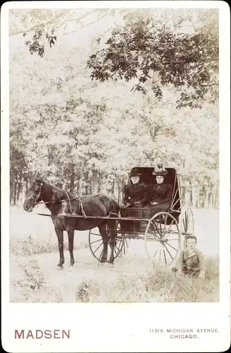 Kabinett Foto Zwei Frauen in einer Kutsche, Pferd, Mann im Gras