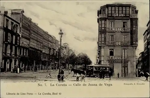 Ak La Coruña Galicien, Calle de Juana de Vega, Gran Hotel de Francia, Pferdestraßenbahn