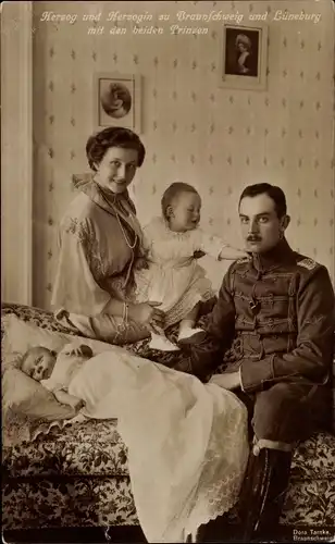 Ak Ernst August zu Braunschweig und Lüneburg, Herzogin Viktoria Luise, Erbprinz, Prinz Georg Wilhelm