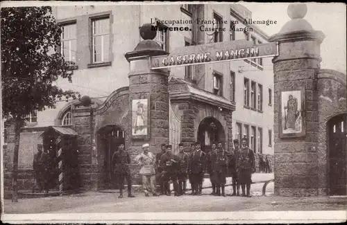 Ak Mainz Mayence, Caserne Mangin, Soldaten, Gruppenbild, Eingang