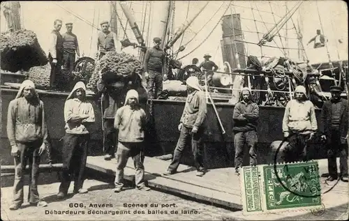 Ak Antwerpen Anvers Flandern, Debardeurs dechargeant des balles de laine, Schiff, Hafen