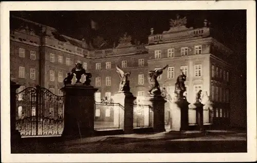Ak Praha Prag Tschechien, Nadvori hradu pri slavnostnim osvetleni, Burghof bei Festbeleuchtung