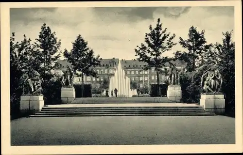 Ak Chemnitz in Sachsen, Schlossteich-Anlagen, Passanten, Brunnen
