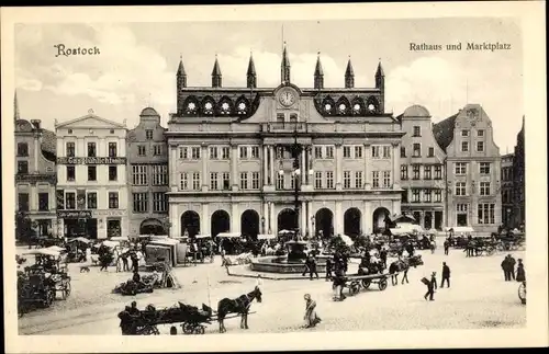Ak Hansestadt Rostock, Rathaus und Marktplatz, Kutschen, Straßenszene