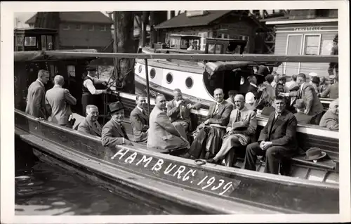 Foto Ak Hamburg, Barkasse, Hafenrundfahrt, Gruppenbild 1939