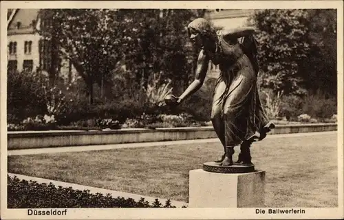 Ak Düsseldorf am Rhein, Die Ballwerferin, Statue