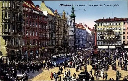 Ak München, Marienplatz während des Glockenspiels, Straßenbahn, Passanten