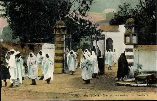Ak Tunis Tunesien, Mauresques sortant du Cimetiere