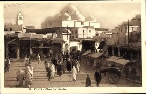 Ak Tunis Tunesien, Place Bab Souika, Blick auf einen Platz, Moschee, Kutsche