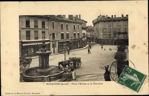 Ak Bourgoin Isère, Place d'Armes et la Fontaine
