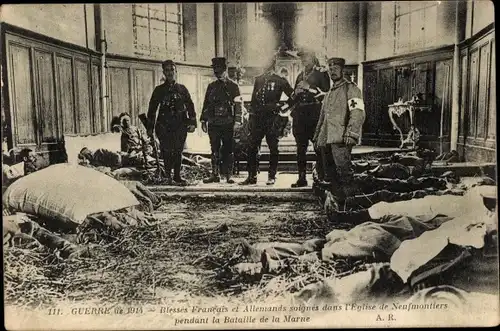 Ak Chauconin Neufmontiers Seine et Marne, Blesses Francais et Allemands dans l'Eglise, I WK