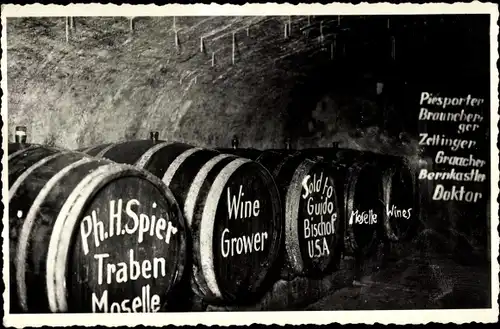 Foto Ak Weinfässer im Weinkeller, Ph. H. Spier, Traben Moselle, Guido Bischof USA, Moselle Wines