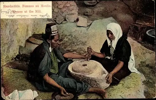 Ak Femmes au Moulin, Handmühle, Frauen mahlen Getreide