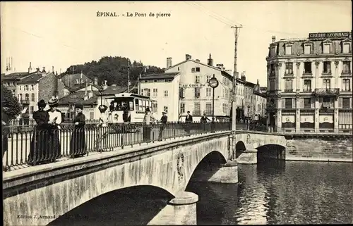Ak Épinal Lothringen Vosges, Le Pont de pierre, Straßenbahn auf der Brücke