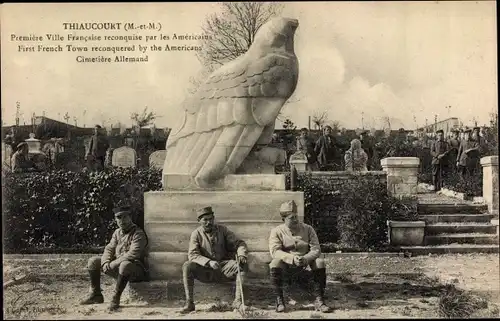 Ak Thiaucourt Meurthe et Moselle, Cimetière Allemand, Soldaten auf dem Friedhof