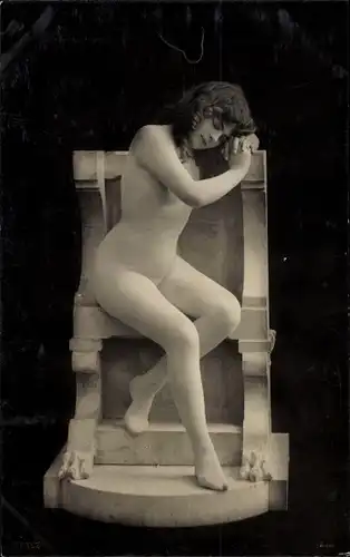 Ak Frauenakt, nackte Frau auf einem Stuhl sitzend
