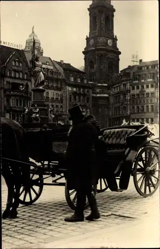 Ak Dresden, Altmarkt, Kutsche, Apotheke, Turm mit Uhr