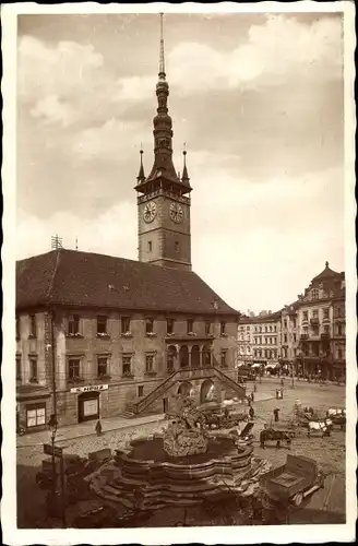 Ak Olomouc Olmütz Stadt, Platz, Gebäude mit Uhrenturm, Brunnen