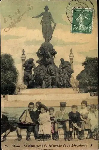 Ak Paris, Le Monument du Triomphe de la Republique, Kinder vor Denkmal