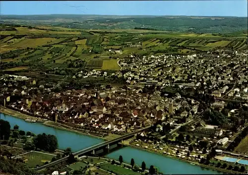 Ak Karlstadt am Main Unterfranken, Luftaufnahme mit Main und Brücke