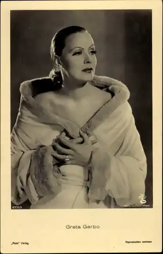 Ak Schauspielerin Greta Garbo, Portrait, Mantel mit Pelzbesatz, MGM, Ross