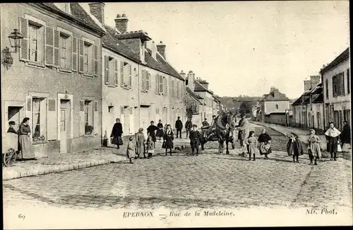 Ak Epernon Eure et Loir, Rue de la Madeleine