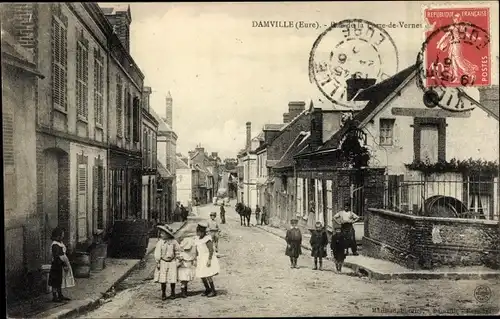 Ak Damville Eure, Straßenpartie, Passanten