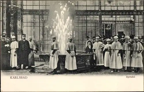 Ak Karlovy Vary Karlsbad Stadt, Blick auf den Sprudel, Kurgäste