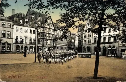 Ak Paderborn in Nordrhein Westfalen, Partie am Domplatz, Militärparade