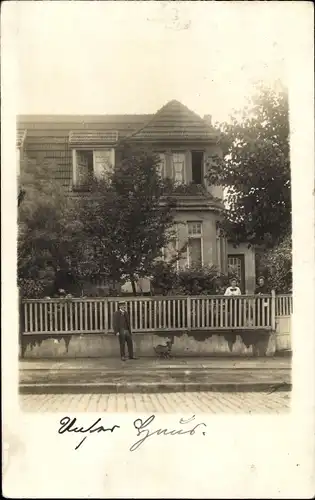 Foto Ak Hamburg Wandsbek, Bewohner am Haus