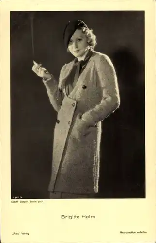 Ak Schauspielerin Brigitte Helm, Portrait mit Zigarette und Mantel, Ross Verlag Nr. 7367/1