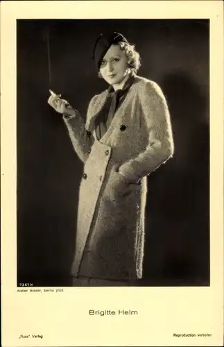 Ak Schauspielerin Brigitte Helm, Portrait mit Zigarette und Mantel, Ross Verlag Nr. 7367/1