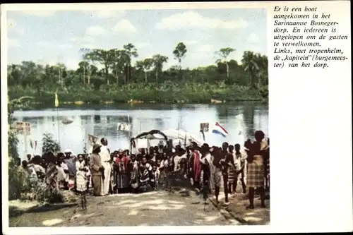 Ak Suriname, Er is een boot aangekomen in het Surinaamse Bosnegerdorp