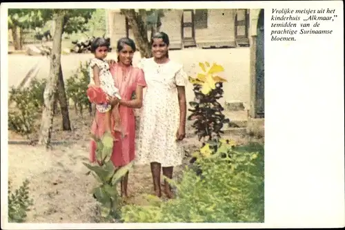 Ak Suriname, Vrolijke meisjes iut het kinderhuis Alkmaar temidden van de prachtige Surinamse Bloemen