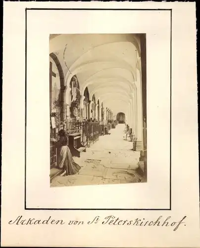 Foto Salzburg in Österreich, um 1865, St. Peterskirche, Hof, Arkaden