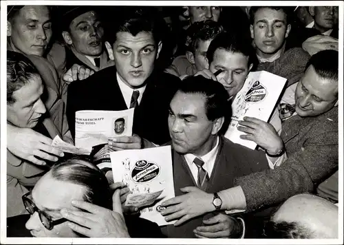 Foto Boxer Max Schmeling umringt von Autogrammjägern