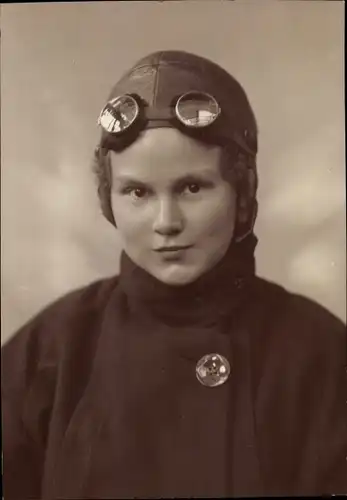 Foto Portrait einer Frau mit Fliegerhelm und Fliegerbrille