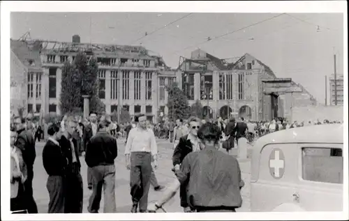 Foto Berlin Mitte, Leipziger Platz, Ruine Kaufhaus Wertheim, DDR Volksaufstand 1953, Krankenwagen