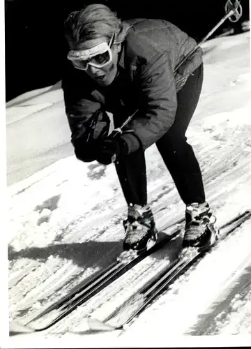 Foto Garmisch Partenkirchen, Wintersport, Skiläuferin Heidi Biebl in der Abfahrt