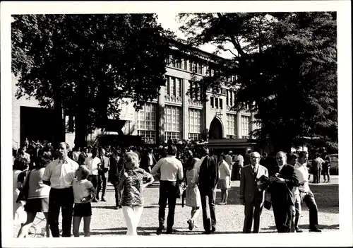 Foto Hoppegarten in Brandenburg, Galopprennbahn, Derby der DDR 1972, Zuschauer auf dem Gelände