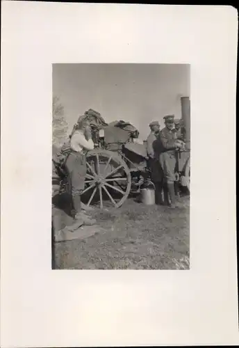 Foto Soldaten in Uniformen, Gulaschkanone