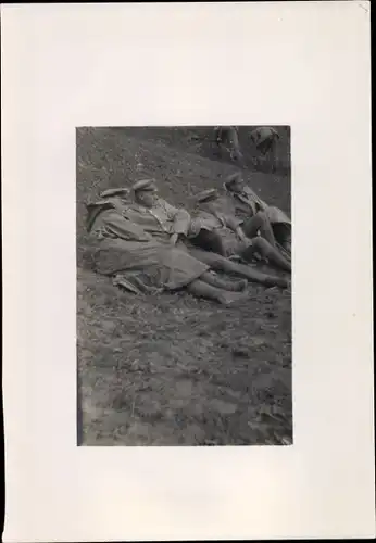 Foto Soldaten in Uniformen auf einer Wiese liegend