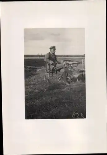 Foto Deutscher Soldat in Uniform auf einer Wiese